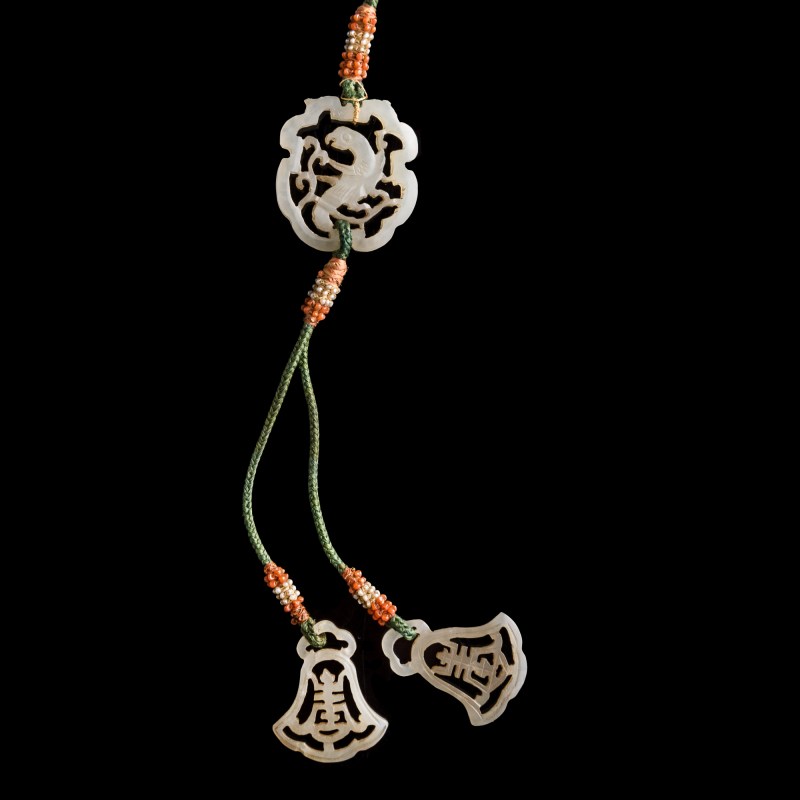 十八/十九世紀 核雕玉佩串 | A Chinese carved nut and jade pendant necklace, 18th/19th century - 图3