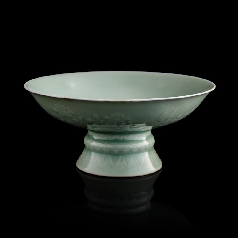 清雍正 豆青釉印花高足碗 | A Chinese celadon-glazed 'flower' stem bowl, Yongzheng period, Qing dynasty - 图1