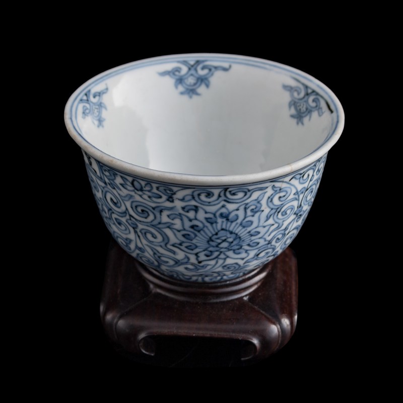 明代晚期 青花纏枝蓮杯（附硬木座） | A Chinese blue and white 'lotus scroll' cup, late Ming dynasty - 图5