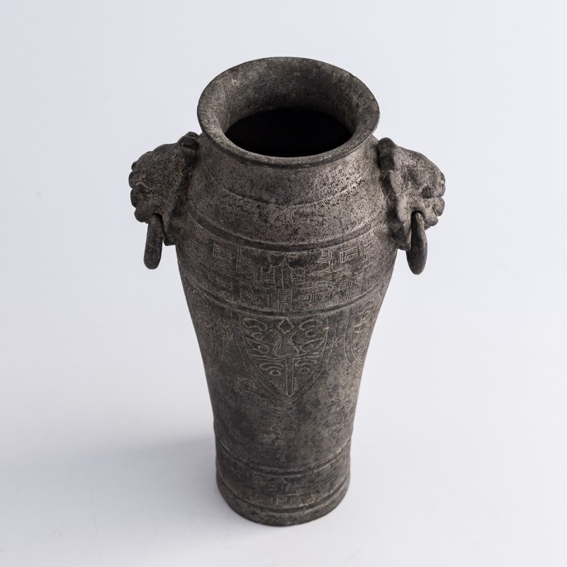 明代 銅鋪首尊 | A Chinese bronze zun vase with beast-mask handles, Ming dynasty - 图7