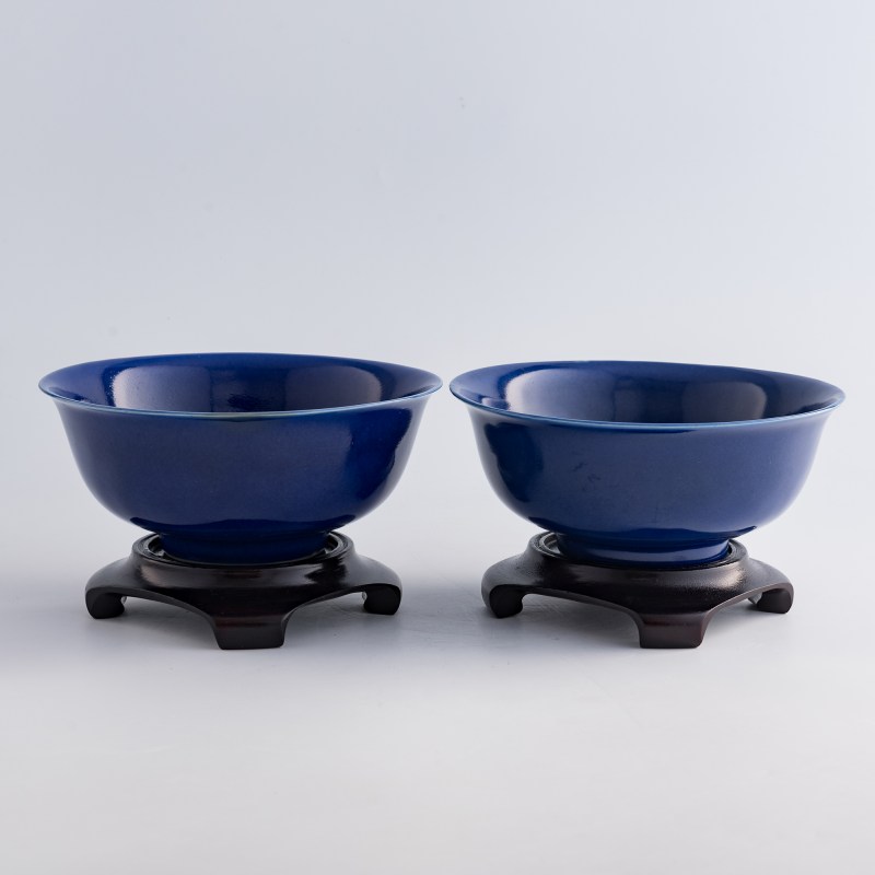 清光緒 祭藍釉碗一對（附硬木座及錦盒） | A pair of Chinese sacrificial-blue-glazed bowls, Guangxu period, Qing dynasty - 图4