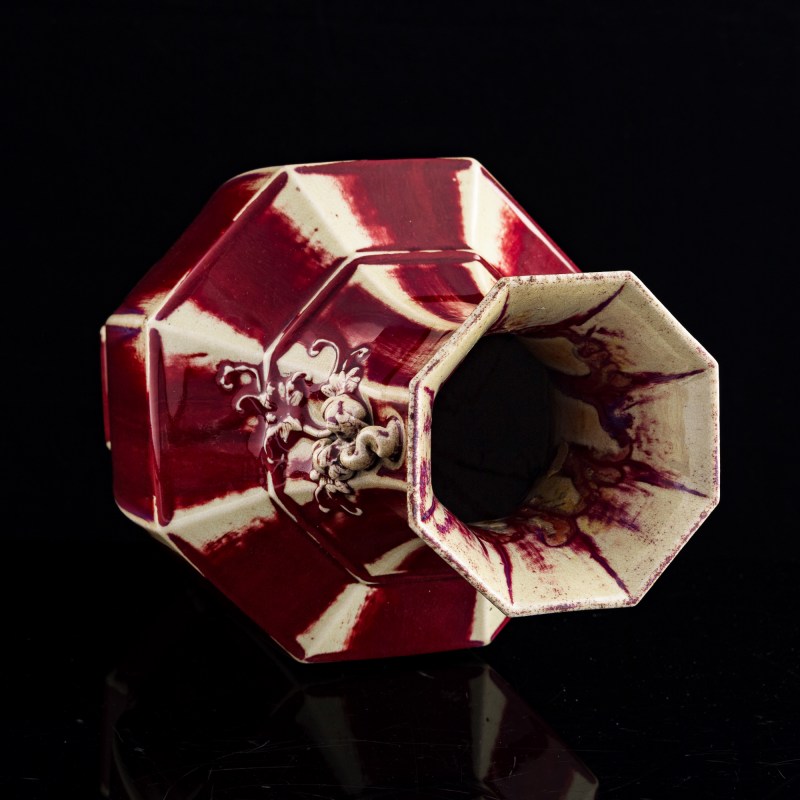 十九世紀 紅釉八方瓶 | A Chinese red-glazed octagonal vase, 19th century - 图6