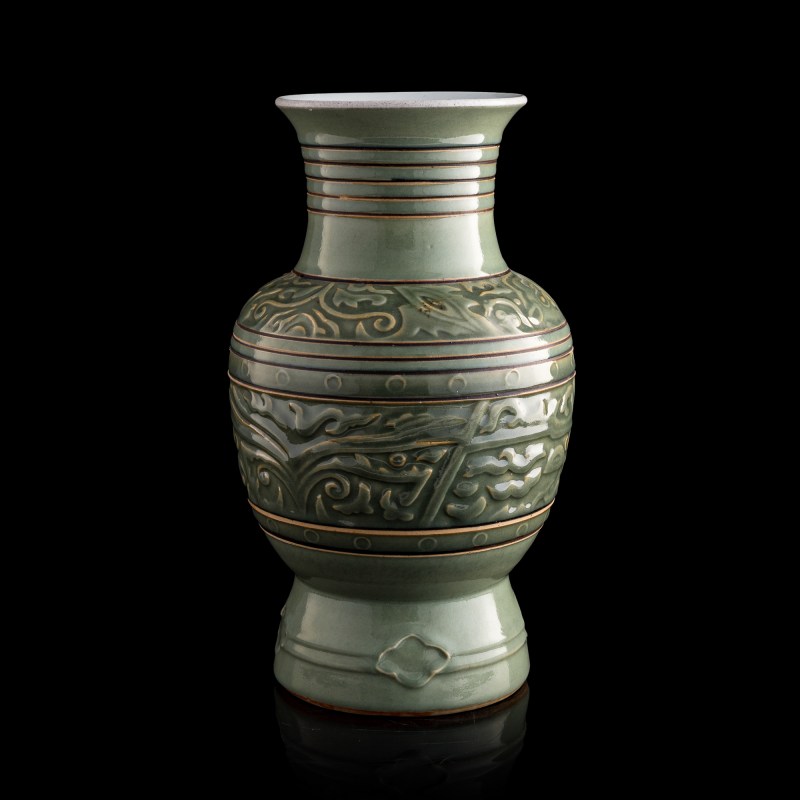 十九世紀 青釉印花玹紋尊 | A Chinese molded celadon-glazed ribbed zun vase, 19th century - 图4