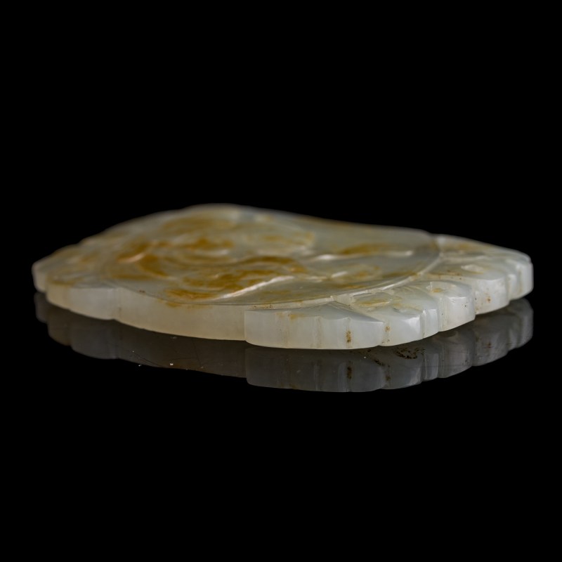 十九世紀 白玉留皮雕螭龍佩 | A Chinese white jade russet-skin 'chilong' pendant, 19th century - 图2