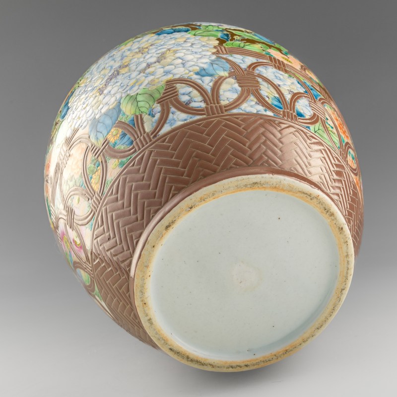 十九世紀 褐地粉彩花卉魚簍尊 | A Chinese brown-ground famille rose enameled vase, 19th century - 图6