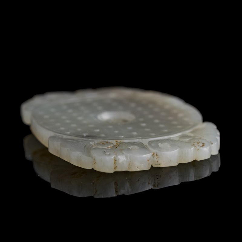 十九世紀 白玉留皮雕螭龍佩 | A Chinese white jade russet-skin 'chilong' pendant, 19th century - 图3