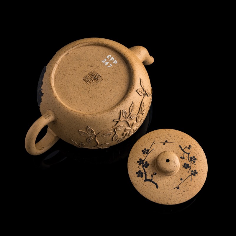 清代 阿曼陀室、彭年款段泥加彩山水壺 | A Chinese enameled Duanni 'landscape' teapot, Qing dynasty - 图7