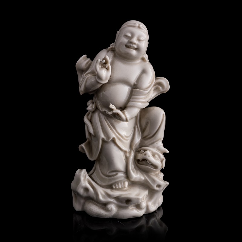 十七世紀 何朝春款德化劉海戲金蟬 | A Chinese Dehua figure of Liu Hai, 17th century - 图1