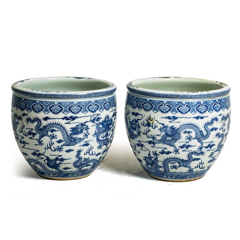 十九世紀 青花雲龍紋缸一對 | A pair of Chinese blue and white 'cloud and dragon' jardinieres, 19th century