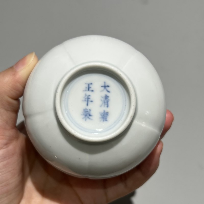 清雍正 甜白釉雕莲瓣鸡心水盂 - 图4