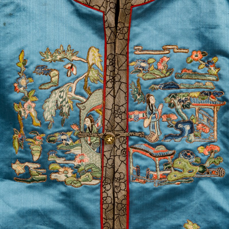 十九世紀晚 湖藍緞地粵綉庭院人物女褂 | A Chinese pale blue satin Canton-embroidered figural woman's jacket, late 19th century - 图4