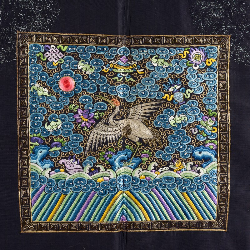 十九世紀早 黑紗地一品文官仙鶴補子常服袍 | A Chinese black gauze court robe with first-rank crane badge, early 19th century - 图4