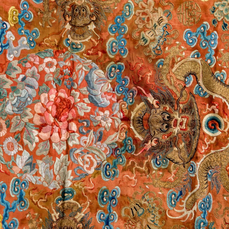 十九世紀早 刺綉盤金龍紋綉片 | A Chinese couched-gold embroidered dragon panel, early 19th century - 图3