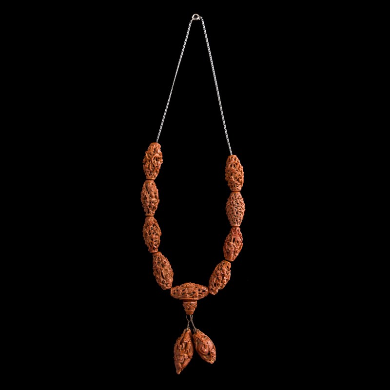 十九世紀 核雕項煉 | A Chinese carved pit necklace, 19th century