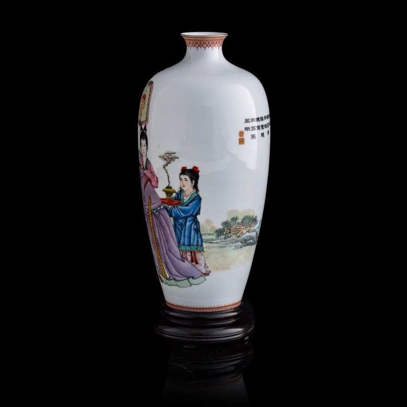 1950-1960年代 王隆夫風格粉彩米芾拜石詩文瓶（附木座及錦盒） | A Chinese famille rose 'Mi Fu Bowing to a Rock' vase, Wang Longfu style, 1950s-1960s - 图2