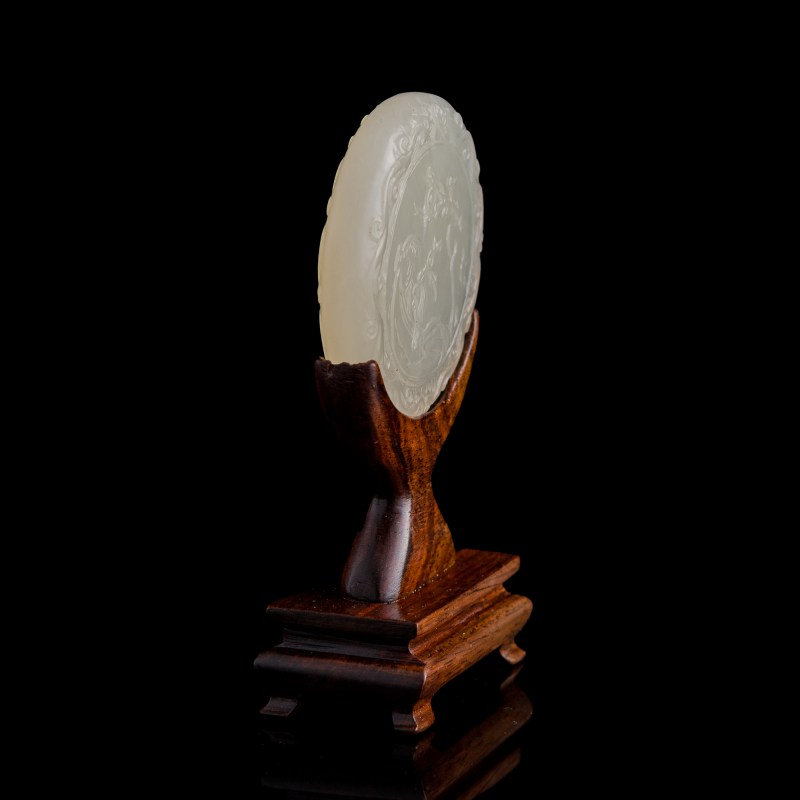 十八世紀 白玉仕女圖詩文圓牌（附木座） | A Chinese white jade 'court lady' and 'inscription' plaque, 18th century - 图3