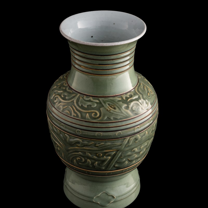 十九世紀 青釉印花玹紋尊 | A Chinese molded celadon-glazed ribbed zun vase, 19th century - 图5