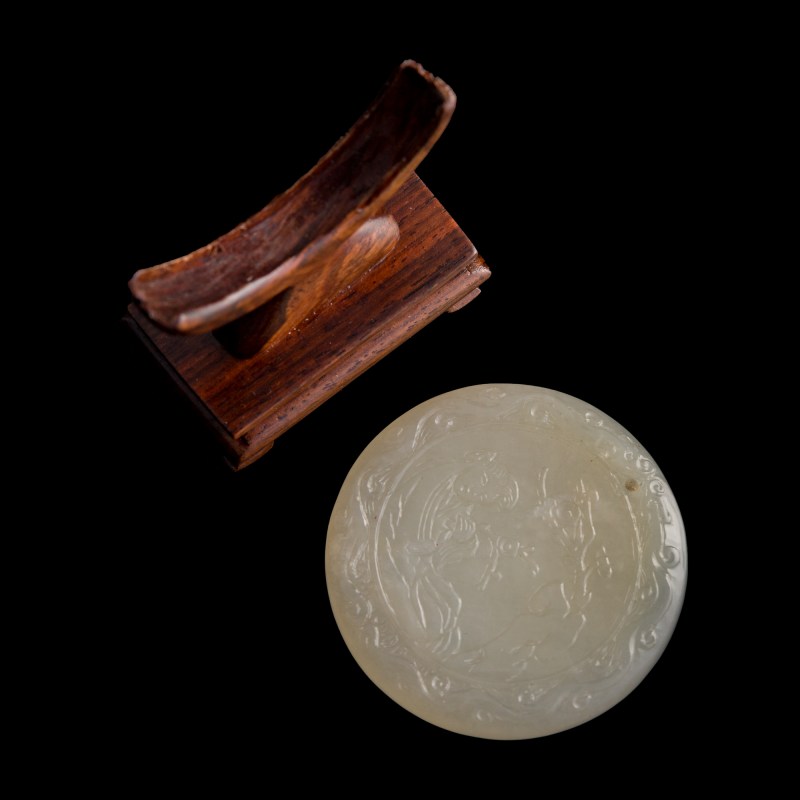 十八世紀 白玉仕女圖詩文圓牌（附木座） | A Chinese white jade 'court lady' and 'inscription' plaque, 18th century - 图4
