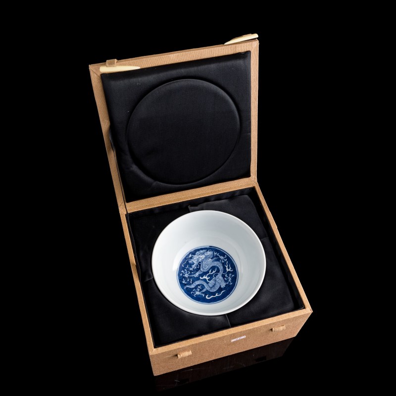 清光緒 青花地留白龍紋碗（附錦盒） | A Chinese blue-ground and white-reserved 'dragon' bowl, Guangxu period, Qing dynasty - 图7