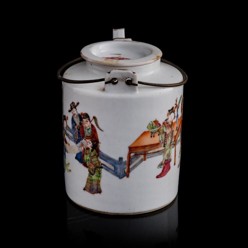 清道光 粉彩人物壺 | A Chinese famille rose 'figural' teapot, Daoguang period, Qing dynasty - 图3