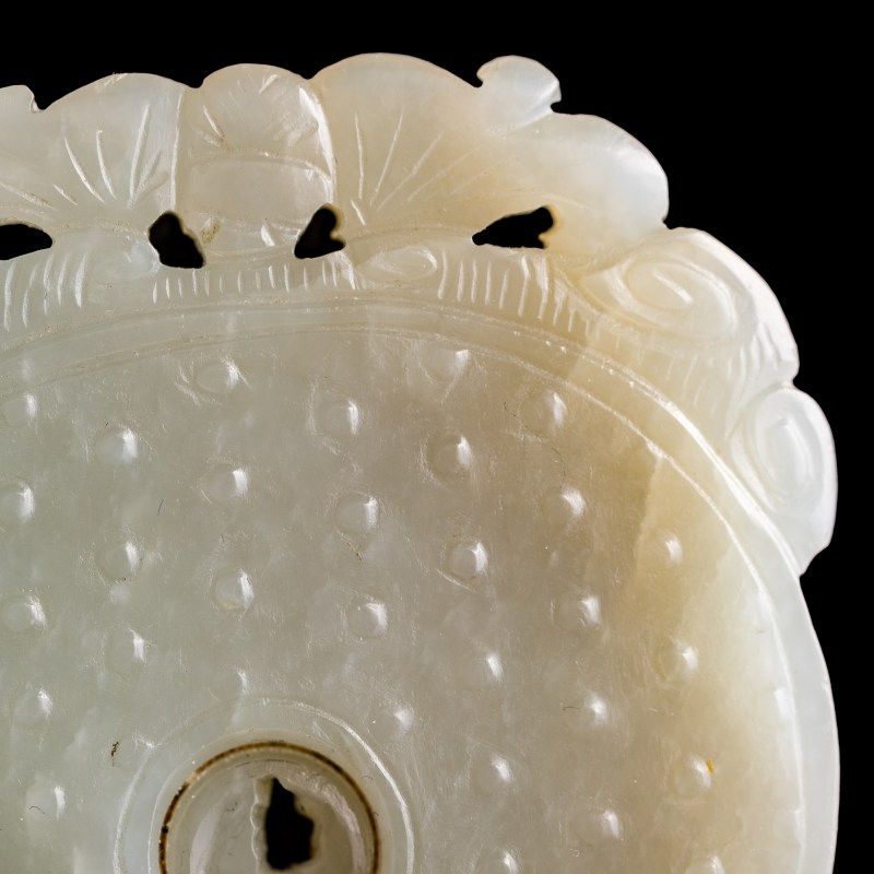 十九世紀 白玉留皮雕螭龍佩 | A Chinese white jade russet-skin 'chilong' pendant, 19th century - 图5