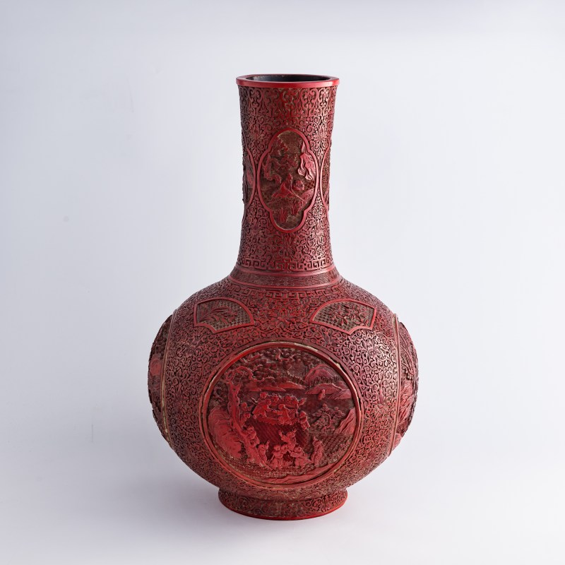 十九世紀早 剔紅嬰戲圖天球瓶 | A Chinese cinnabar 'children playing' tianqiu vase, early 19th century