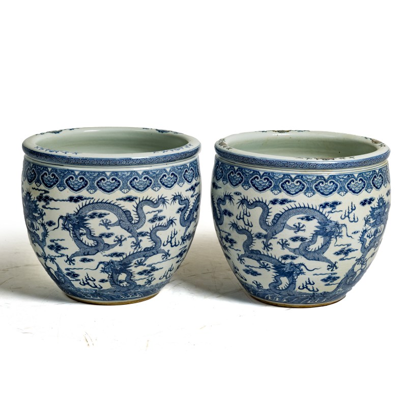 十九世紀 青花雲龍紋缸一對 | A pair of Chinese blue and white 'cloud and dragon' jardinieres, 19th century - 图2