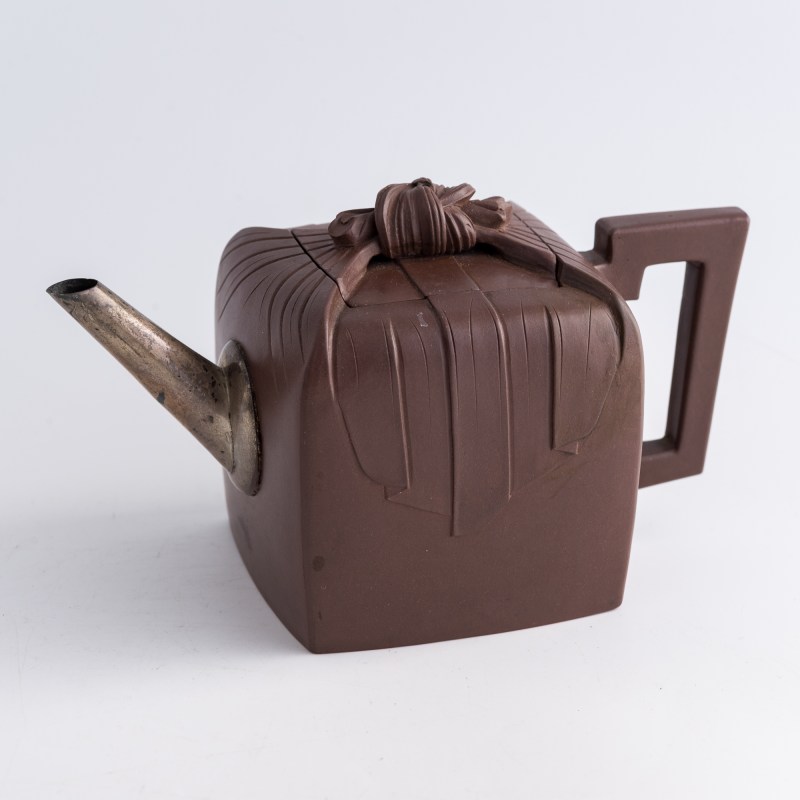 清代 紫砂包袱方壺 | A Chinese Yixing zisha bundle-form square teapot, Qing dynasty