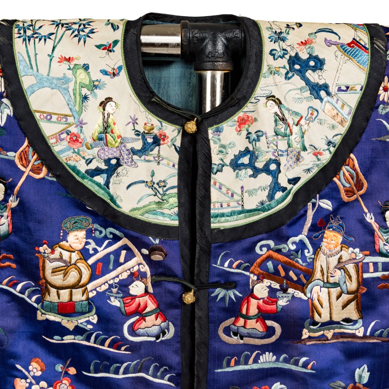 十九世紀 藍地刺綉人物女褂 | A Chinese blue-ground embroidered figural woman's jacket, 19th century - 图10