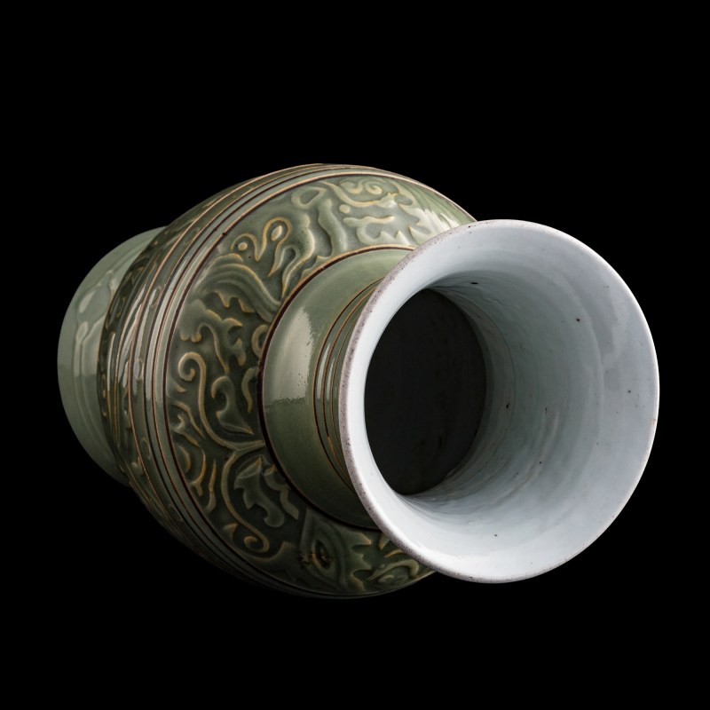 十九世紀 青釉印花玹紋尊 | A Chinese molded celadon-glazed ribbed zun vase, 19th century - 图6