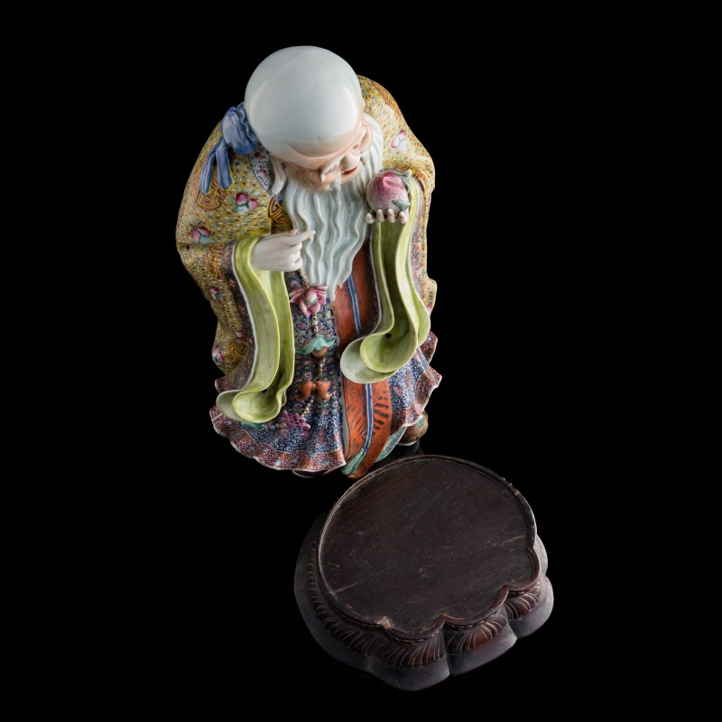 民國 魏洪泰制粉彩瓷塑壽星（附原配硬木座） | A Chinese famille rose Shouxing figure, by Wei Hongtai, Republic period - 图5