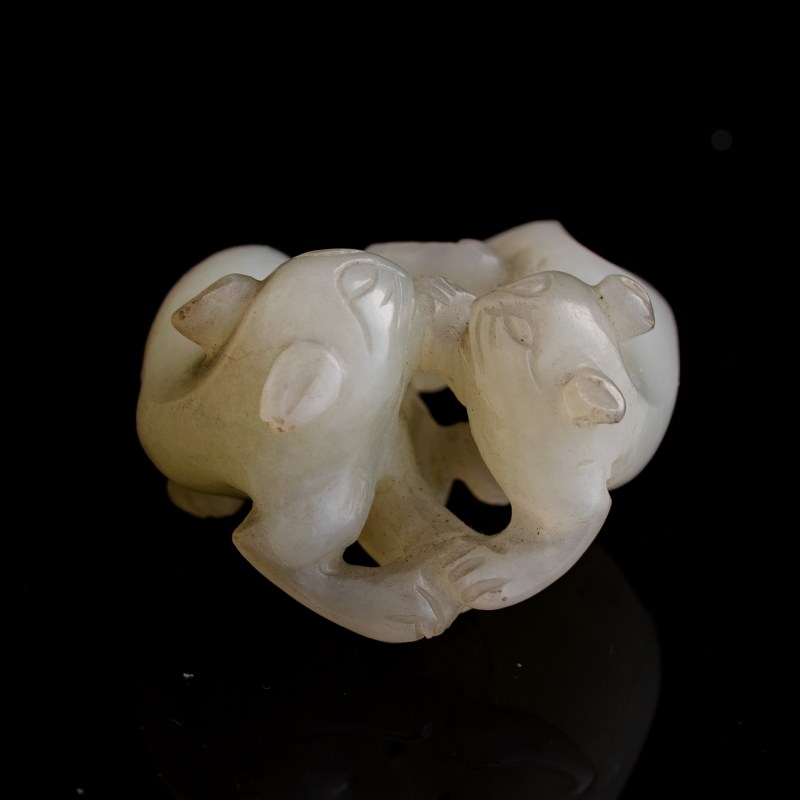 十九世紀早 白玉雙歡挂墜 | A Chinese white jade 'double badger' pendant, early 19th century - 图6