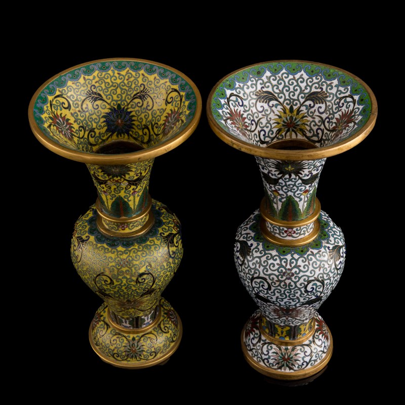 民國 老天利款掐絲珐琅花觚兩件（附錦盒） | Two Chinese cloisonné enamel gu vases, Republic period - 图7