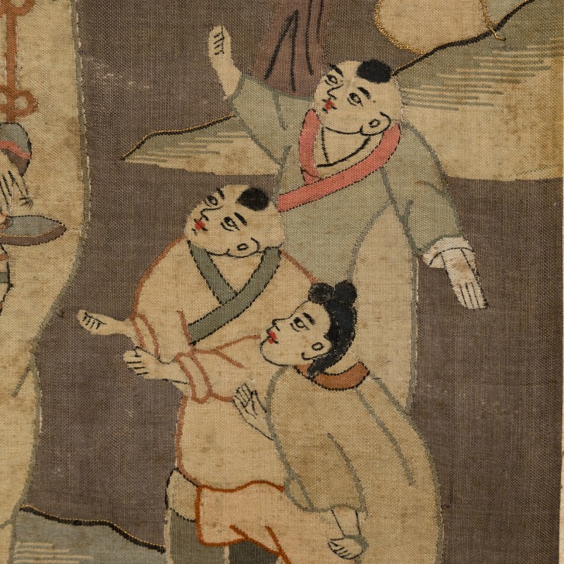 十九世紀 緙絲仕女童子立軸 | A Chinese kesi 'court lady' and 'boy' embroidery, 19th century - 图5