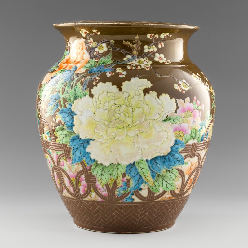 十九世紀 褐地粉彩花卉魚簍尊 | A Chinese brown-ground famille rose enameled vase, 19th century - 图7