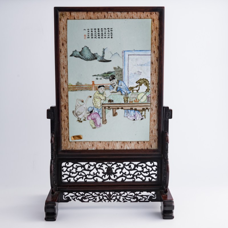 民國 木紋釉開窗粉彩羲之愛鵝瓷板插屏 | A Chinese wood-grain-glazed and famille rose porcelain plaque table screen, Republic period - 图2
