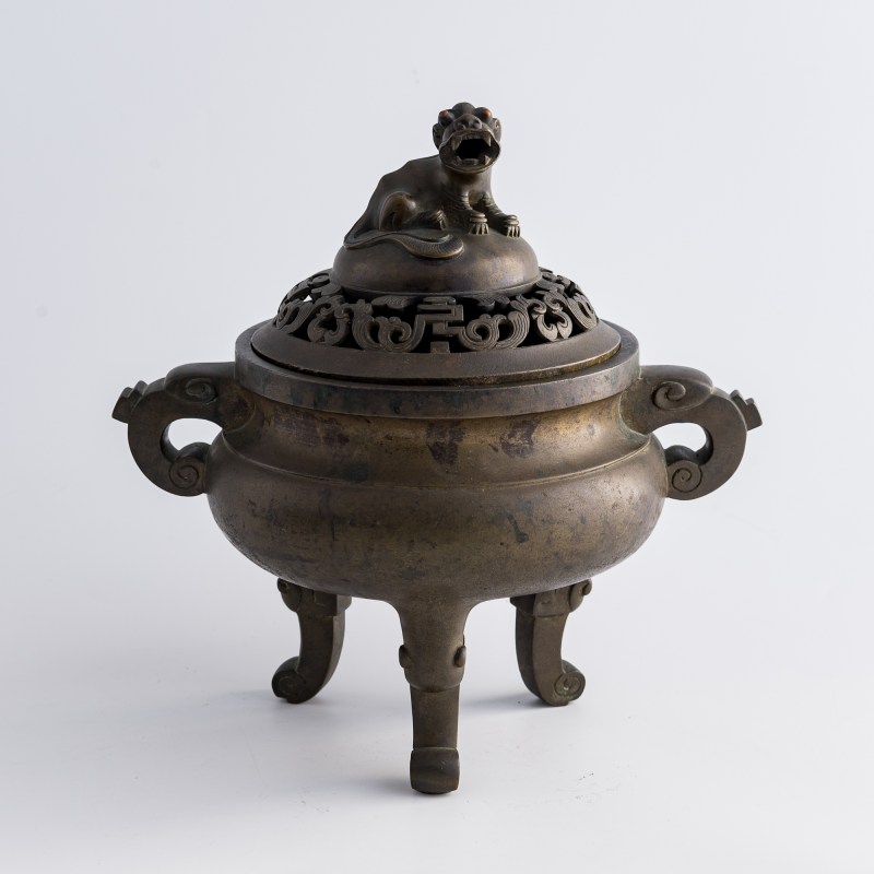十八世紀 玉堂清玩款銅獅鈕熏爐 | A Chinese bronze lion-finial covered censer, 18th century
