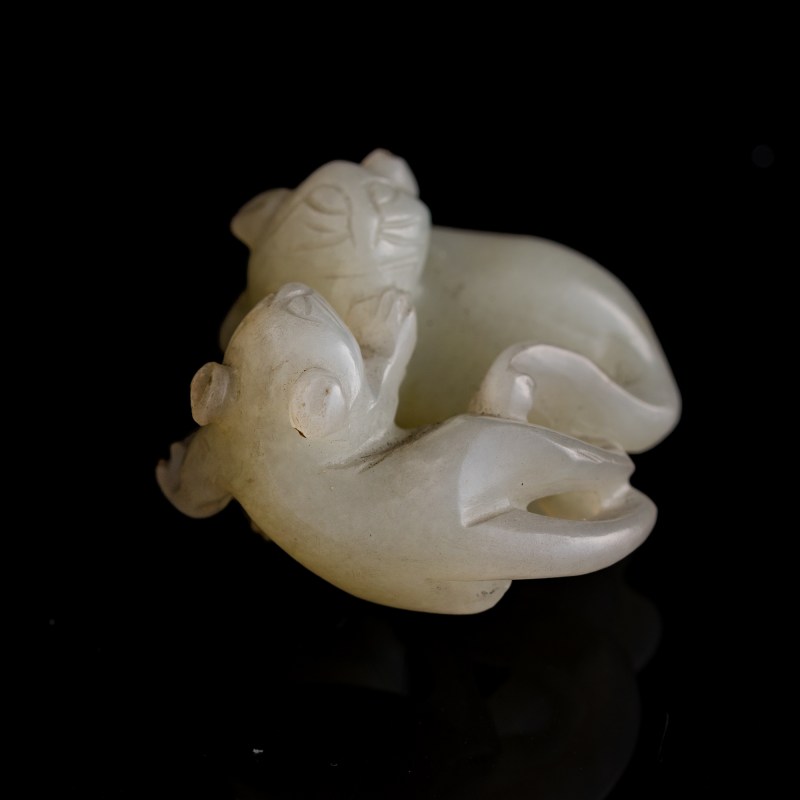 十九世紀早 白玉雙歡挂墜 | A Chinese white jade 'double badger' pendant, early 19th century - 图7