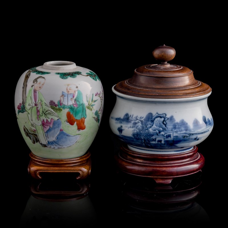 十八世紀 粉彩人物罐及青花山水爐（附木座木蓋） | A Chinese famille rose 'figural' jar and a blue and white 'landscape' censer, 18th century - 图1
