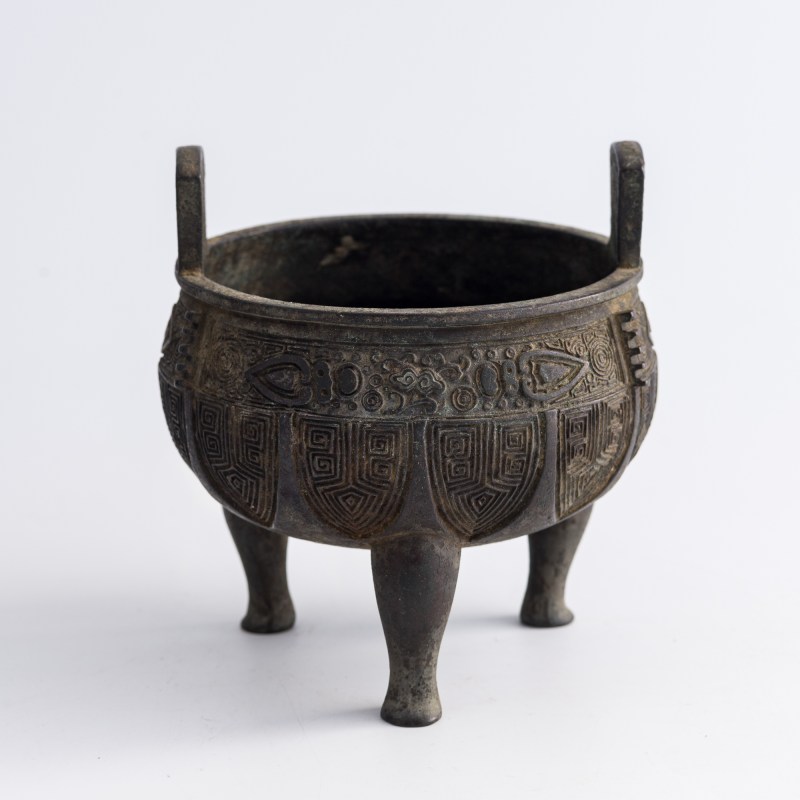 明代 銅三足圓鼎 | A Chinese bronze tripod round ding, Ming dynasty