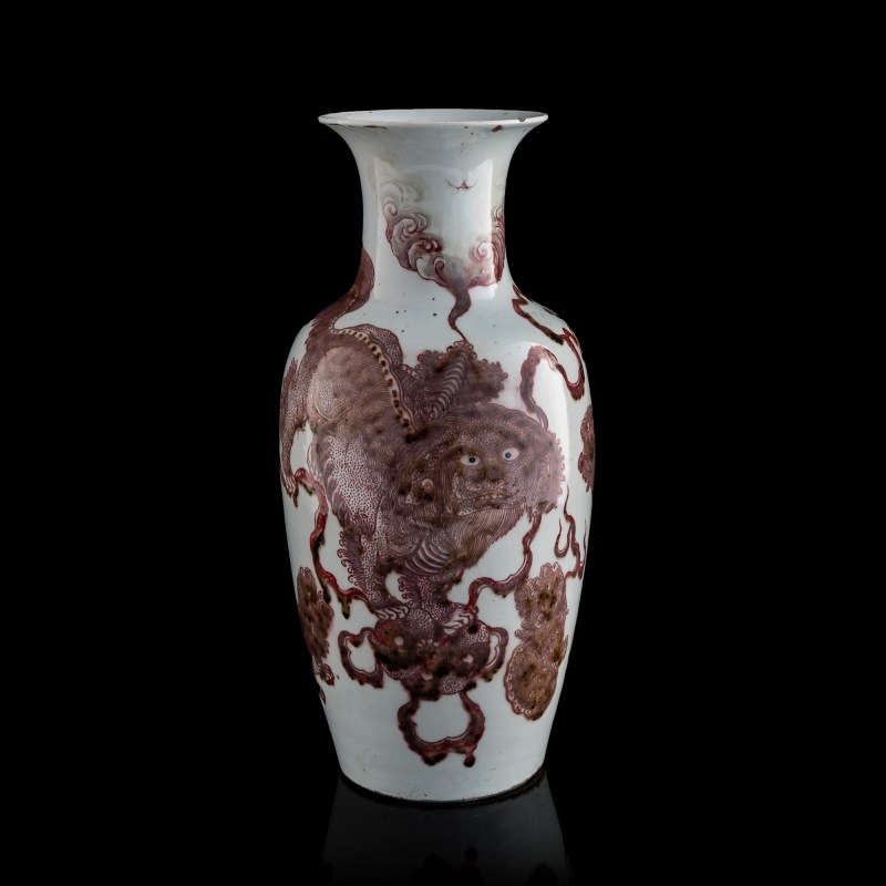 十九世紀 釉裏紅少獅太獅瓶 | A Chinese copper-red-underglazed 'lion and cub' vase, 19th century - 图1