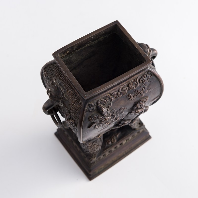 十八世紀 銅人物四足熏爐 | A Chinese bronze four-legged figural censer, 18th century - 图7
