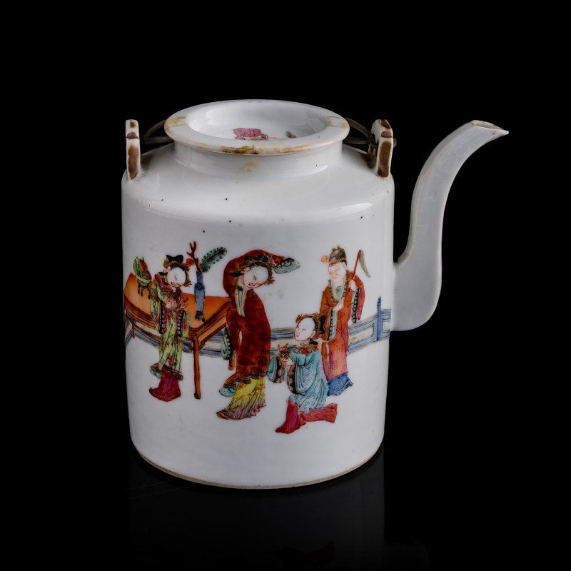 清道光 粉彩人物壺 | A Chinese famille rose 'figural' teapot, Daoguang period, Qing dynasty - 图4