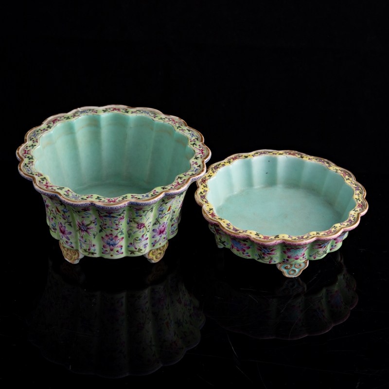 民國 綠地粉彩纏枝蓮花盆 | A Chinese green-ground famille rose lotus-scroll jardinière and stand, Republic period - 图4