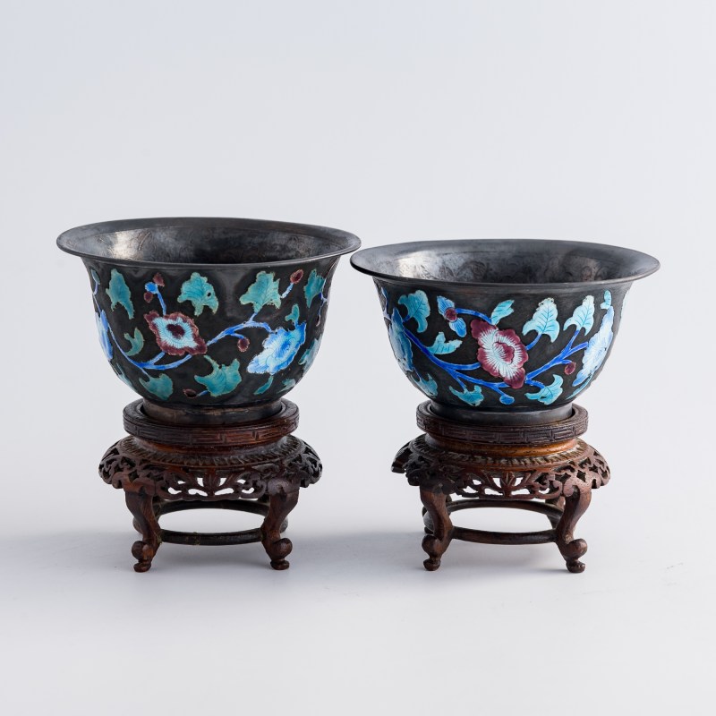十九世紀 銀燒藍纏枝花卉杯一對（附硬木座） | Two Chinese silver enamel floral cups, 19th century