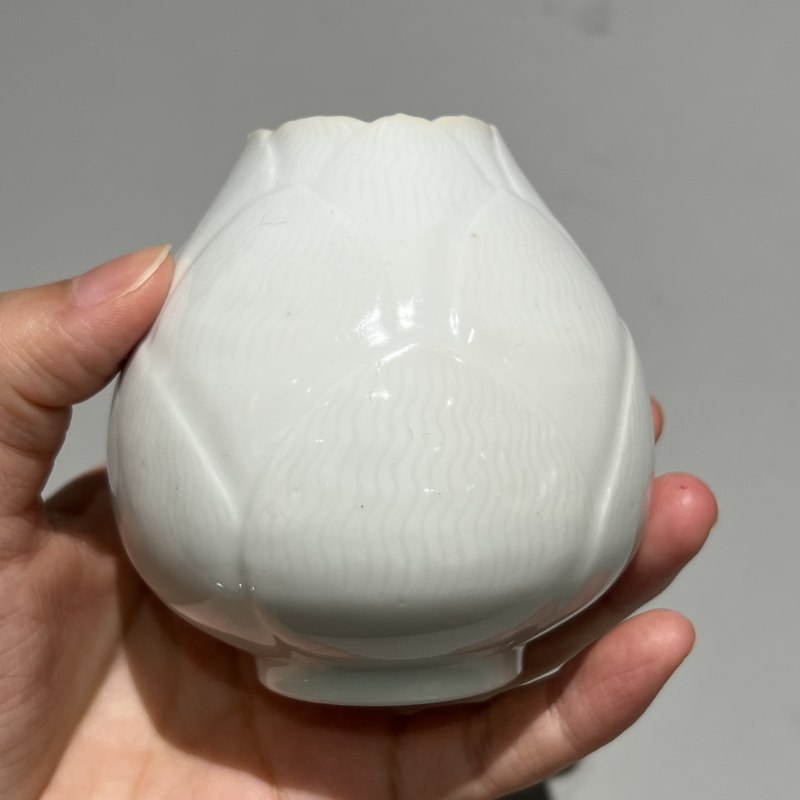 清雍正 甜白釉雕莲瓣鸡心水盂 - 图6