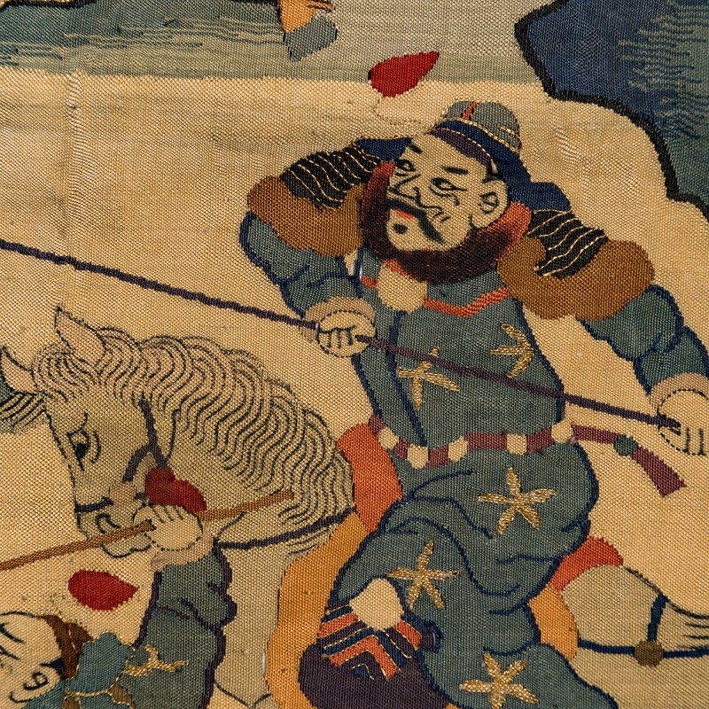 十九世紀 緙絲刀馬人物綉片及刺綉龍旗 | A Chinese kesi warrior panel and an embroidered dragon banner, 19th century - 图6