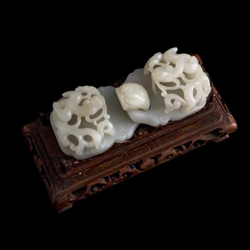 十八世紀 白玉螭龍紋帶扣（附硬木座） | A Chinese white jade 'chilong' belt buckle, 18th century - 图1