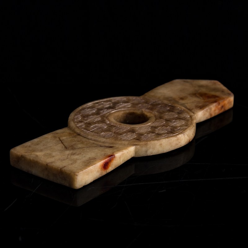 明代 玉螭龍圭壁（附錦盒） | A Chinese jade 'chilong' gui-form bi disc, Ming dynasty - 图2