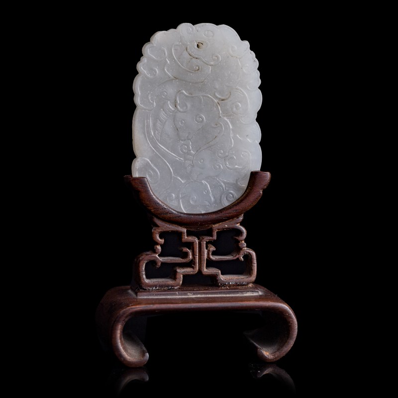 十八世紀 白玉夔龍牌（附硬木座） | A Chinese white jade 'kui dragon' plaque, 18th century - 图1